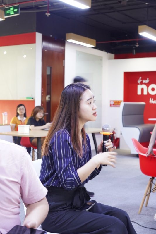 anh chị Home Credit cùng chia sẻ với giảng viên tại chương trình
